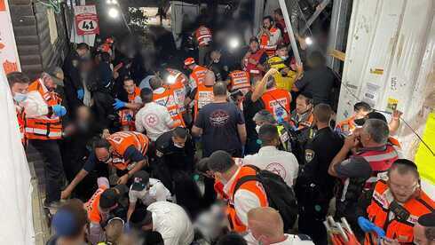 Rescatistas y paramédicos atienden a los heridos de la tragedia de Merón. (United Hatzalah) Rescatistas y paramédicos atienden a los heridos de la tragedia de Merón.