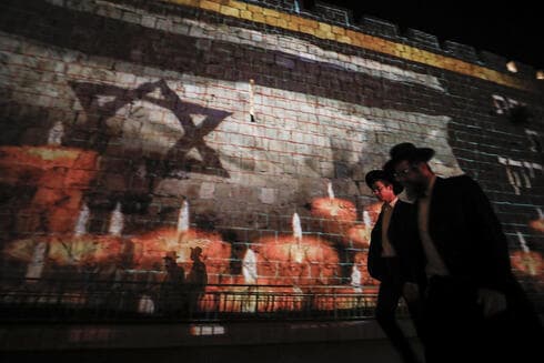 Los muros de la Ciudad Vieja de Jerusalem se iluminan en memoria de las víctimas del desastre de Merón. (EPA) Los muros de la Ciudad Vieja de Jerusalem se iluminan en memoria de las víctimas del desastre de Merón.