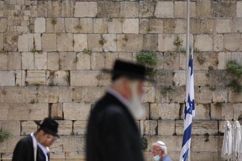 La bandera de Israel a media asta el domingo en el Muro de los Lamentos durante el día de duelo por el desastre de Merón. (EPA) La bandera de Israel a media asta en el Muro de los Lamentos en homenaje a las víctimas del desastre de Merón.