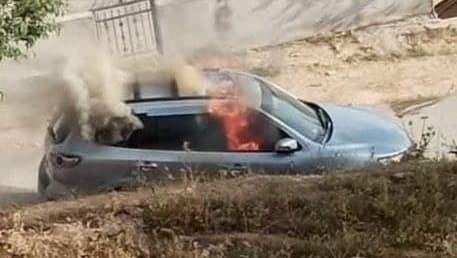 El automóvil involucrado en el atentado, incendiado por residentes de una aldea palestina. (Ynet) Auto Atentado Aqraba
