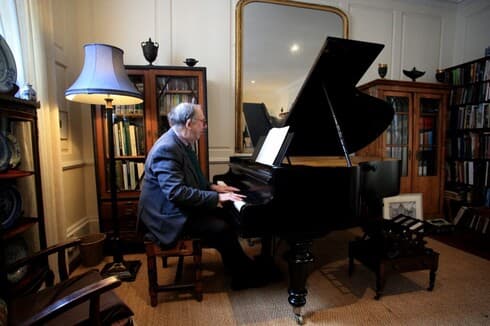 Robert Anderson se sienta al piano centenario vienes que alguna vez perteneció a sus bisabuelos. (AFP) Robert Anderson se sienta al piano centenario vienes que alguna vez perteneció a sus bisabuelos.