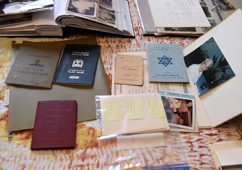 Documentos pertenecientes al abuelo de Noah Rohrlich, quien huyó del nazismo en Austria. (AFP) Documentos pertenecientes al abuelo de Noah Rohrlich, quien huyó del nazismo en Austria.