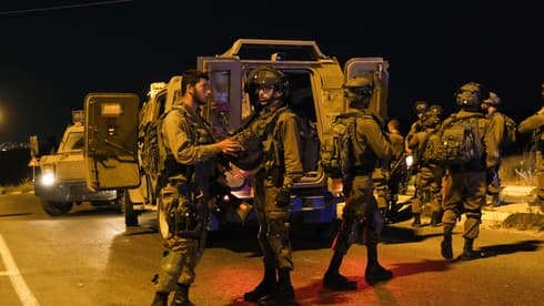 Combatientes israelíes buscan a los autores del atentado del domingo. (Yoav Dudkevitch) Combatientes israelíes buscan a los autores del atentado.