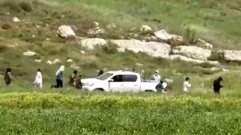 Colonos israelíes atacan la aldea palestina de Jaloud.