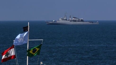 Un buque de la armada israelí navega cerca de la zona en disputa. 