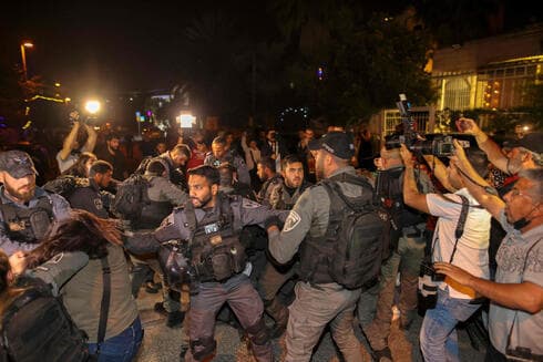 Fuerzas de seguridad israelíes detienen a un palestino en enfrentamientos durante un desalojo en el barrio de Sheikh Jarrah en Jerusalem. (AFP) Fuerzas de seguridad israelíes detienen a un palestino en enfrentamientos durante un desalojo en el barrio de Sheikh Jarrah en Jerusalem.