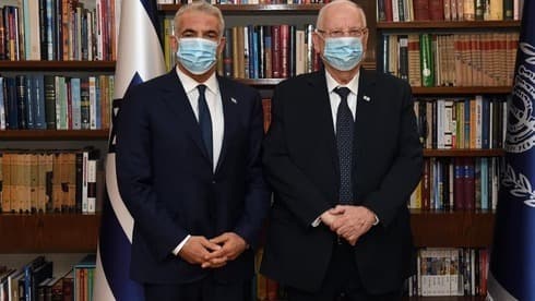 Yair Lapid, líder de Yesh Atid, junto al presidente israelí Reuven Rivlin. (Oficina de Prensa del Gobierno de Israel) Yair Lapid, líder de Yesh Atid (izquierda), y el presidente Reuven Rivlin.