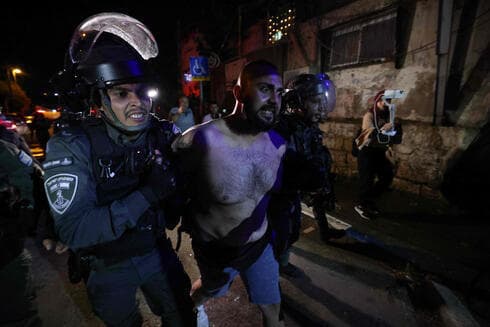 Un manifestante palestino es detenido durante las protestas en el barrio Sheikh Jarrah.