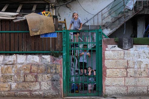 Una familia judía en su vivienda del vecindario Sheikh Jarrah, en Jerusalem Este.