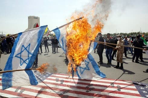 Quema de banderas israelíes y estadounidenses en Teherán. 