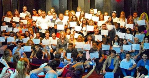 Javo Rocha al centro rodeado de alumnos de teatro en Argentina. 