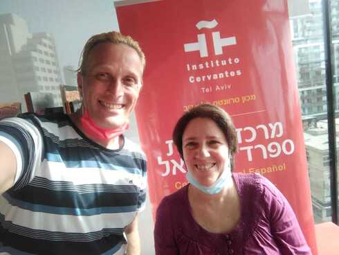 Javo Rocha junto a Einat Talmon, directora cultural del Instituto Cervantes de Tel Aviv. (Cortesía Javo Rocha) Javo Rocha junto a Einat Talmon, directora cultural del Instituto Cervantes de Tel Aviv.