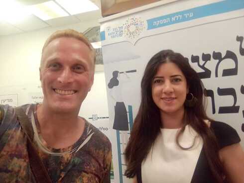 Javo Rocha junto a Clara Ben Aderet, coordinadora del área de habla hispana del Municipio de Tel Aviv. (Cortesía Javo Rocha) Javo Rocha junto a Clara Ben Aderet, coordinadora del área de habla hispana del Municipio de Tel Aviv.