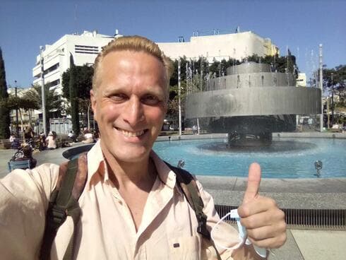 Javo Rocha en la fuente central de la Plaza Dizengoff de Tel Aviv. (Cortesía Javo Rocha) Javo Rocha en la fuente central de la Plaza Dizengoff de Tel Aviv.