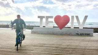 Javo Rocha recorre en bicicleta la zona costera de Tel Aviv. 