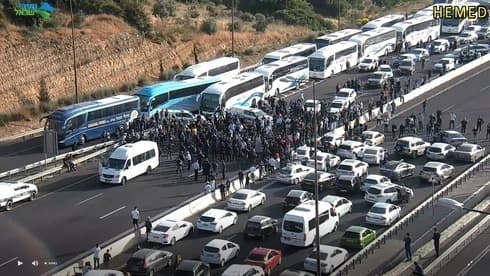 Autobuses que transportan a fieles musulmanes son detenidos por la policía. (Netivei Israel) Autobuses que transportan a fieles musulmanes son detenidos por la policía.