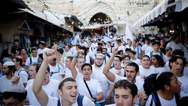 Activistas de derecha marchan en la Ciudad Vieja durante el Día de Jerusalem en 2019.