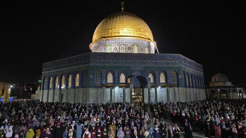 Fieles musulmanes rezan fuera de la mezquita al-Aqsa durante la celebración de Laylat al-Qadr.