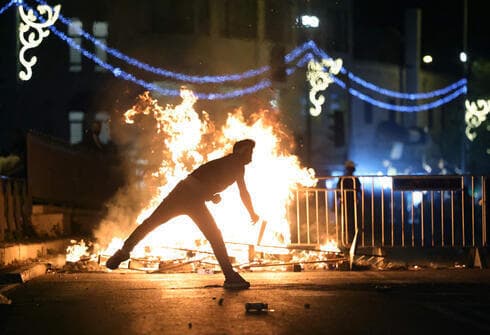 Palestinos atacan a policías israelíes en la Puerta de Damasco, fuera de la Ciudad Vieja de Jerusalem.