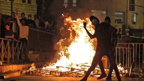 Palestinos arrojan piedras contra las fuerzas de seguridad israelíes en la Puerta de Damasco en Jerusalem. (AFP) Palestinos arrojan piedras contra las fuerzas de seguridad israelíes en la Puerta de Damasco en Jerusalem.