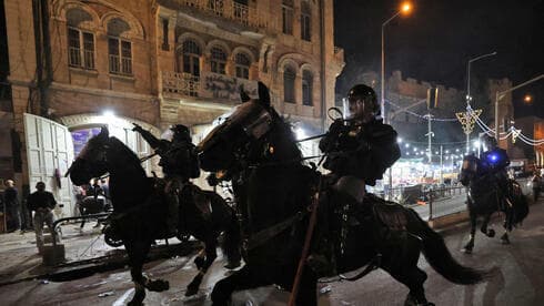 Policías montados a caballo intentan dispersar a los manifestantes durante la noche del sábado. (AFP) Policías montados a caballo intentan dispersar a los manifestantes durante la noche del sábado.
