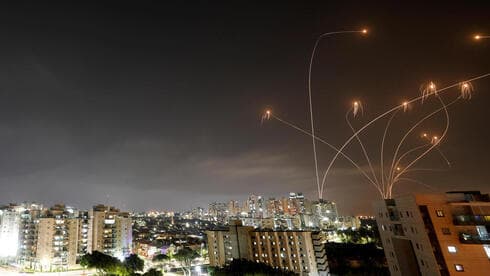 Interepción de misiles por el sistema Cúpula de Hierro en el cielo de Ashkelon. 