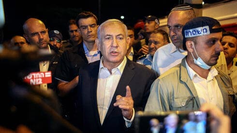 El primer ministro Benjamín Netanyahu durante su visita a Lod el martes por la noche. (AFP) El primer ministro Benjamín Netanyahu durante su visita a Lod el martes por la noche.