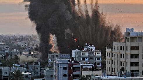 El humo negro de la explosión se eleva después de una serie de ataques aéreos israelíes en Khan Yunis, en el sur de Gaza. (AFP) El humo negro de la explosión se eleva después de una serie de ataques aéreos israelíes en Khan Yunis, en el sur de Gaza.