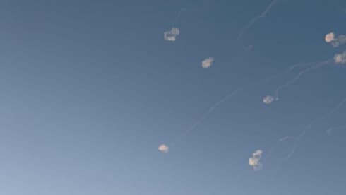 El sistema de defensa Cúpula de Hierro intercepta misiles sobre el cielo de Netivot. 