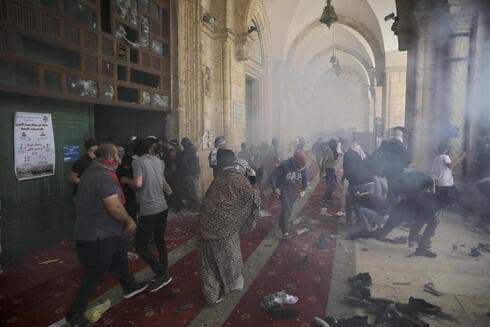 Enfrentamiento de palestinos con policías israelíes en el complejo de la mezquita Al-Aqsa, uno de los orígenes del actual conflicto. (AP) Alborotadores palestinos se enfrentan con policías en el complejo de la mezquita Al-Aqsa, en la Ciudad Vieja de Jerusalem.