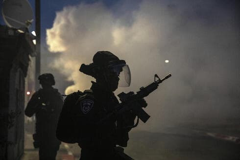 Combatientes de la Policía de Fronteras durante los disturbios del martes en Lod. (AP) Combatientes de la Policía de Fronteras durante los disturbios del martes en Lod.