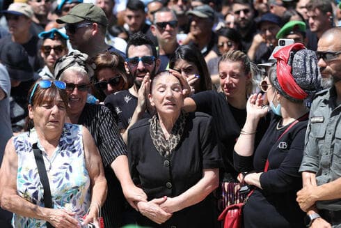 Dolor y angustia en el funeral de Omer Tabib.