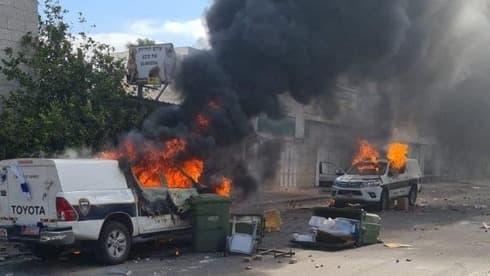 Patrulleros de la policía arden en Kfar Kassem.