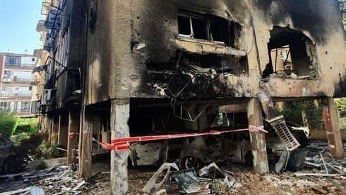 Un edificio en Petah Tikva recibió el impacto directo de un cohete. 
