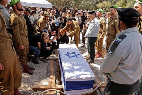 Dolor y angustia en el funeral de Omer Tabib.