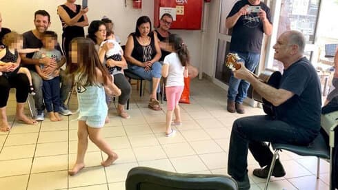 David Broza durante su visita a Ashkelon.