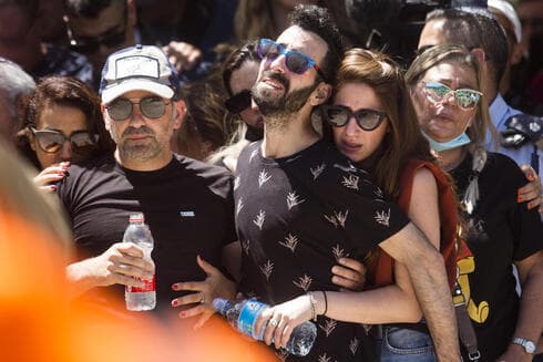 Dolor y angustia en el funeral de Omer Tabib.