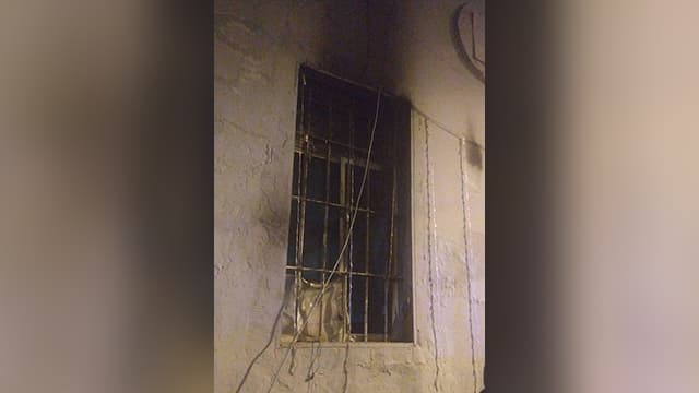 La ventana por la cual ingresó la bomba incendiaria que quemó al niño de 12 años. (Policía) La ventana por la cual ingresó la bomba incendiaria que quemó al niño de 12 años.