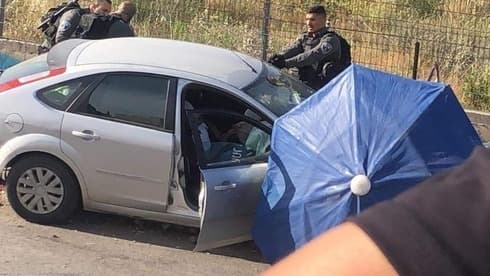El automóvil utilizado por el terrorista palestino para embestir contra los combatientes israelíes. El automóvil utilizado por el terrorista palestino para embestir contra los combatientes israelíes.