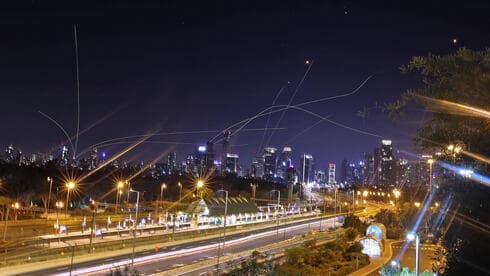 El sistema de defensa antiaérea Cúpula de Hierro intercepta cohetes disparados desde Gaza.