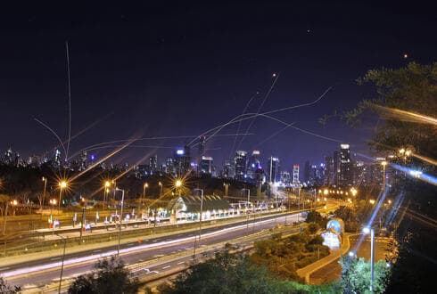 La Cúpula de Hierro operando sobre Tel Aviv  el sábado por la noche. 