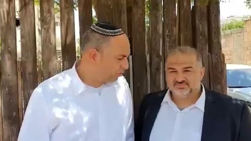 Yair Revivo, alcalde de Lod junto a Mansour Abbas, parlamentario y presidente de Raam. (Moshe Eldan) Yair Revivo, alcalde de Lod junto a Mansour Abbas, parlamentario y presidente de Raam.