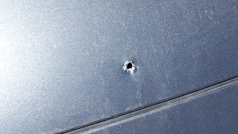 El impacto de bala en el automóvil atacado en Hebron.