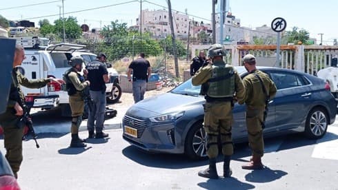 El automóvil atacado tras su llegada a Kiryat Arba. 