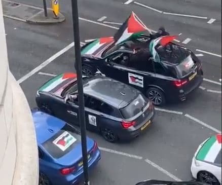 Caravana de automóviles en Londres gritando por altoparlante consignas antisemitas. 