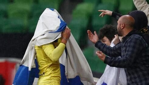 Tomer Hemed celebra su primer gol para Wellington Phoenix envuelto en la bandera israelí. (PHOTOSPORT) Tomer Hemed