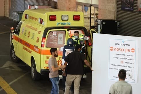 Un herido por los ataques desde Gaza es ingresado al Hospital Barzilai en Ashkelon. (Gil Nechushtan) Un herido por los ataques desde Gaza es ingresado al Hospital Barzilai en Ashkelon.
