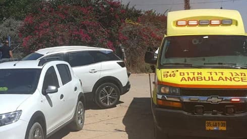 Personal de rescate en el lugar del impacto de un cohete en el moshav Ohad, en Ramat Eshkol. Personal de rescate en el lugar del impacto de un cohete en el moshav Ohad, en Ramat Eshkol.