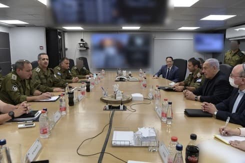 El primer ministro israelí reunido con sus funcionarios de seguridad. 