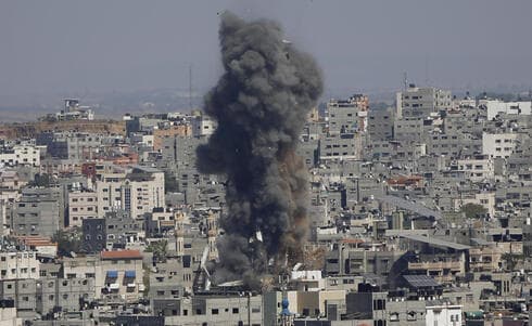 Humo en un edificio de Gaza tras una incursión de la aviación israelí. 